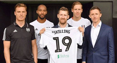 Fulham FC tröjan hålls upp med nya sponsorn: Skilling